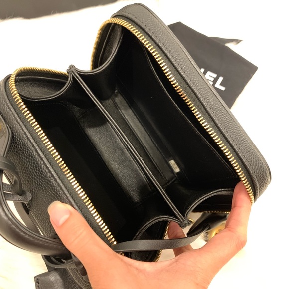❌SOLD ❌Chanel small Vanity Case - Picture 6 of 7
